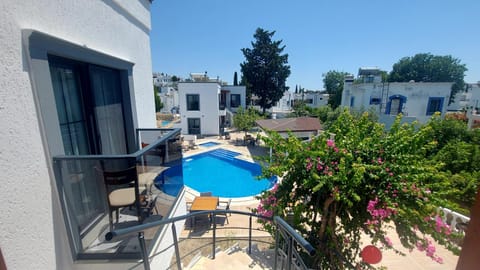 Garden, Balcony/Terrace, Pool view