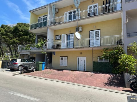 Property building, Day, Neighbourhood, Street view, Location, Parking