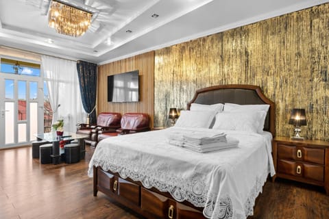 Bed, Photo of the whole room, Seating area, Bedroom, towels