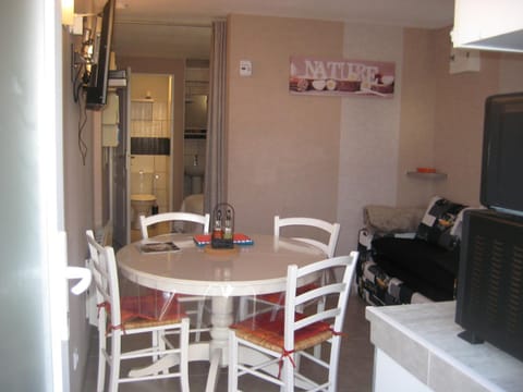 View (from property/room), Kitchen or kitchenette, Dining area
