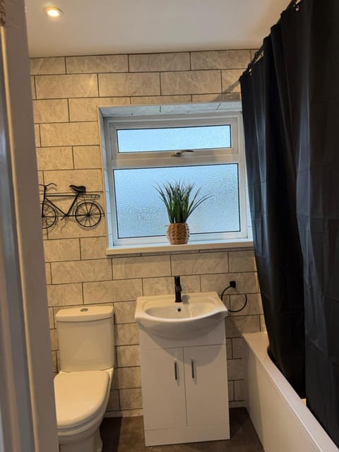 Central Serviced Apartments by Roomsbooked Apartment in Cheltenham