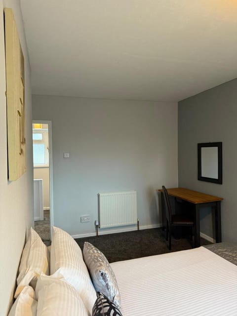 Central Serviced Apartments by Roomsbooked Apartment in Cheltenham