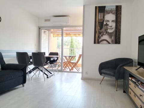 TV and multimedia, Living room, Seating area, Dining area, air conditioner