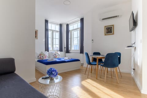 Bed, TV and multimedia, Living room, Photo of the whole room, Seating area, Dining area, Bedroom, air conditioner
