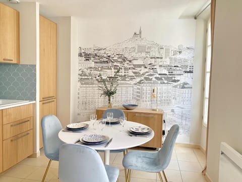 Coffee/tea facilities, Kitchen or kitchenette, Dining area