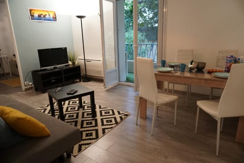 Communal lounge/ TV room, TV and multimedia, Living room, Seating area, Dining area, Evening entertainment