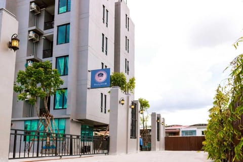 Facade/entrance
