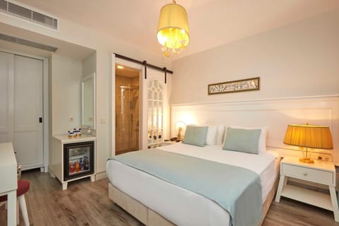 Bed, Photo of the whole room, Seating area, Bedroom, wardrobe