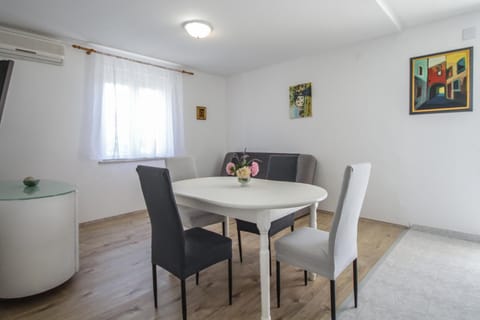 Living room, Photo of the whole room, Dining area