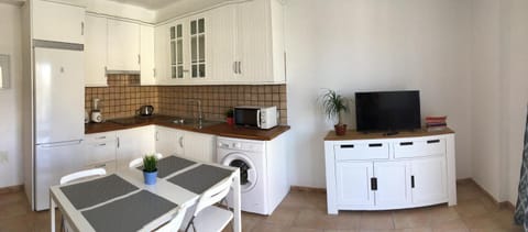 Kitchen or kitchenette, Dining area, oven