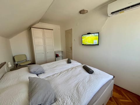 Bedroom, air conditioner