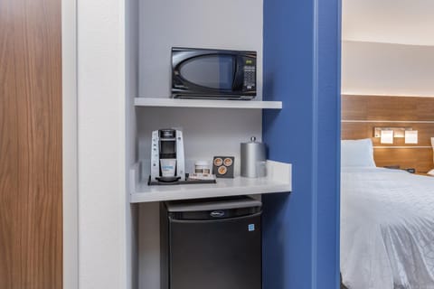 Coffee/tea facilities, microwave, minibar