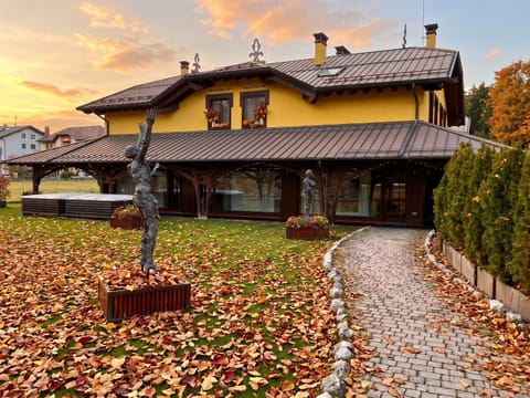 Property building, Autumn, Garden view