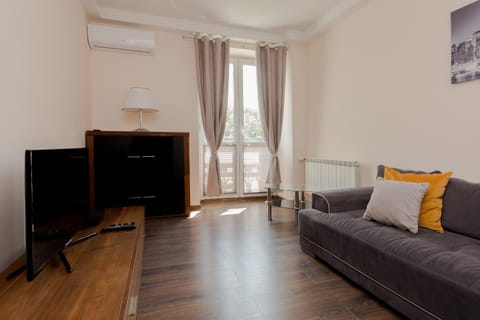 Bed, TV and multimedia, Living room, Seating area