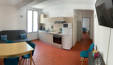 TV and multimedia, Kitchen or kitchenette, Living room, Seating area, Dining area