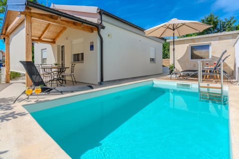 Swimming pool, sunbed
