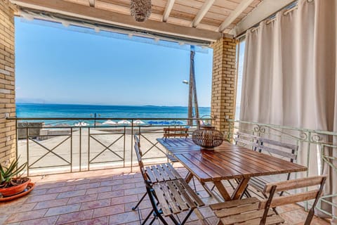 Patio, Natural landscape, View (from property/room), Balcony/Terrace, Dining area, Sea view