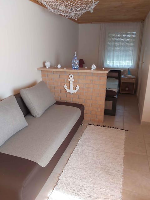 Summer, Living room