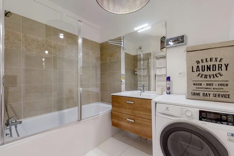 Shower, Bathroom, Bath, towels, washing machine