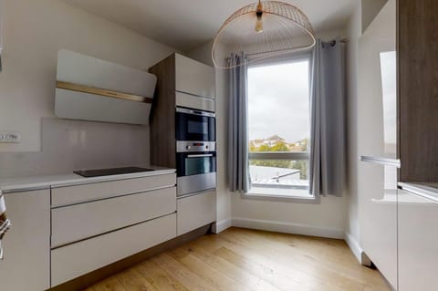 Kitchen or kitchenette, minibar, oven, stove