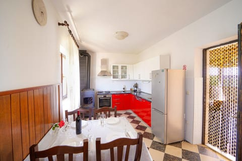 Kitchen or kitchenette, Dining area, Family