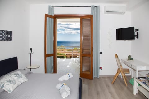Photo of the whole room, Sea view