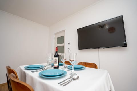 TV and multimedia, Living room, Seating area, Dining area