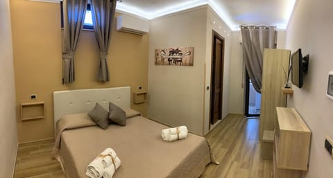 Bed, TV and multimedia, Photo of the whole room, Bedroom