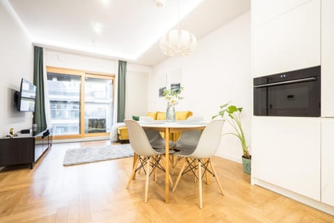 TV and multimedia, Kitchen or kitchenette, Living room, Seating area, Dining area
