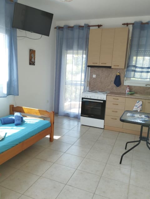 Bed, Kitchen or kitchenette, stove