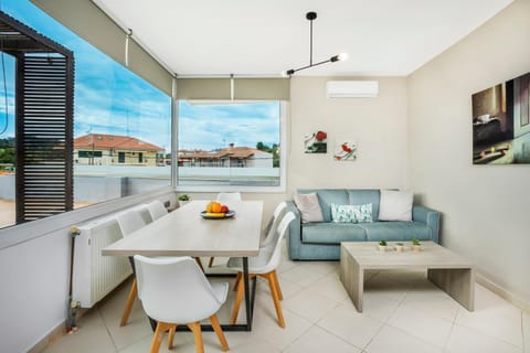 Patio, View (from property/room), Living room, Dining area