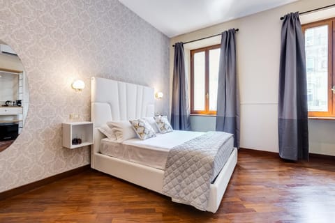 Bathroom, TV and multimedia, Photo of the whole room, Decorative detail, Bedroom