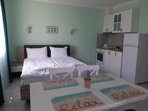 Coffee/tea facilities, Kitchen or kitchenette, Living room, Dining area, Bedroom