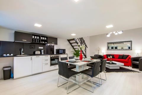 Kitchen or kitchenette, Dining area