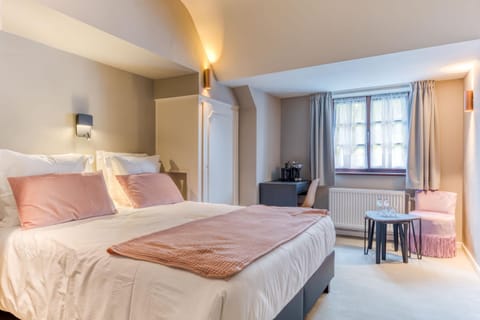 Bed, Photo of the whole room, Seating area, Bedroom