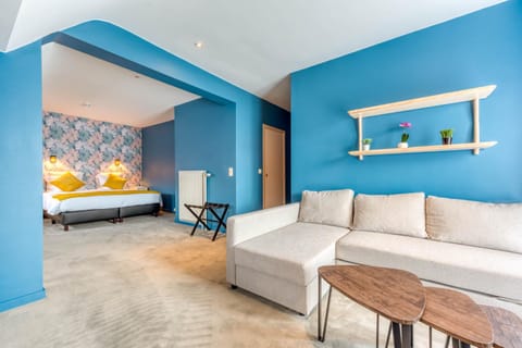 Bed, Living room, Photo of the whole room, Seating area