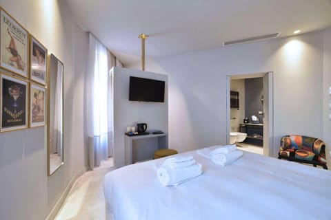 Bed, TV and multimedia, Photo of the whole room, Bedroom