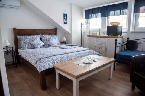Bed, Photo of the whole room
