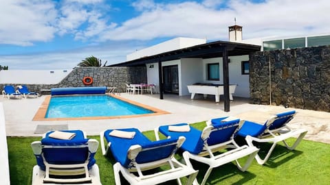 BBQ facilities, Billiard, Garden, Balcony/Terrace, Garden view, Sea view, Swimming pool, furniture, sunbed