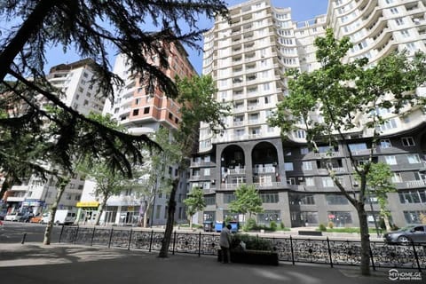 Property building, Day, Neighbourhood, City view, Street view, Location, Parking