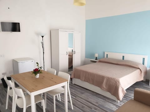 Bed, TV and multimedia, Living room, Photo of the whole room, Seating area, Bedroom