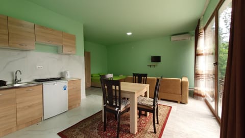 Kitchen or kitchenette, Dining area