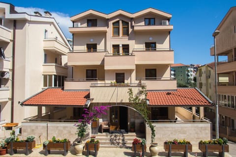 Property building, Facade/entrance