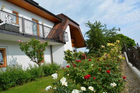 Restaurant/places to eat, Balcony/Terrace