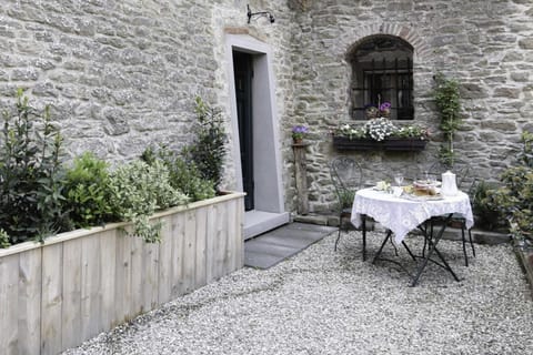 Property building, Facade/entrance, Garden, Garden, On site