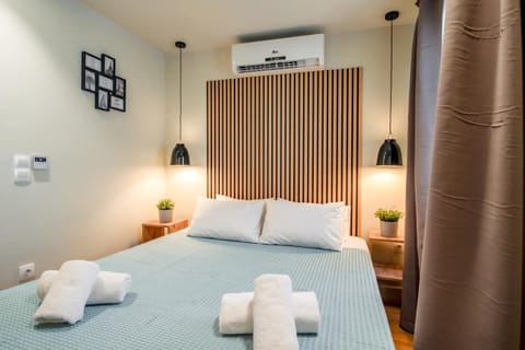 Bed, Bedroom, towels
