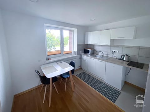 Kitchen or kitchenette, Dining area, minibar, stove