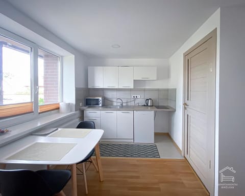 Kitchen or kitchenette, minibar, stove