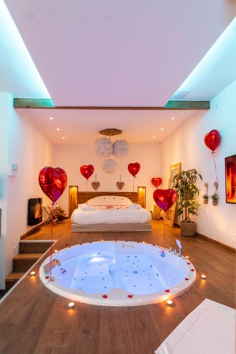 Bed, Hot Tub, Photo of the whole room, Bedroom