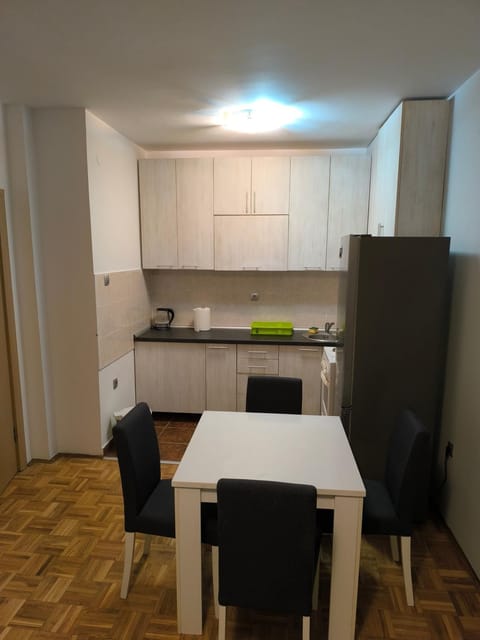 Oaza mira + free parking Apartment in Novi Sad